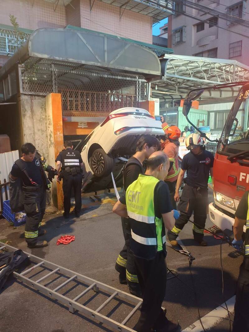 停車驚魂！三峽男回家進車庫機械故障 汽車後半卡門險腰斬