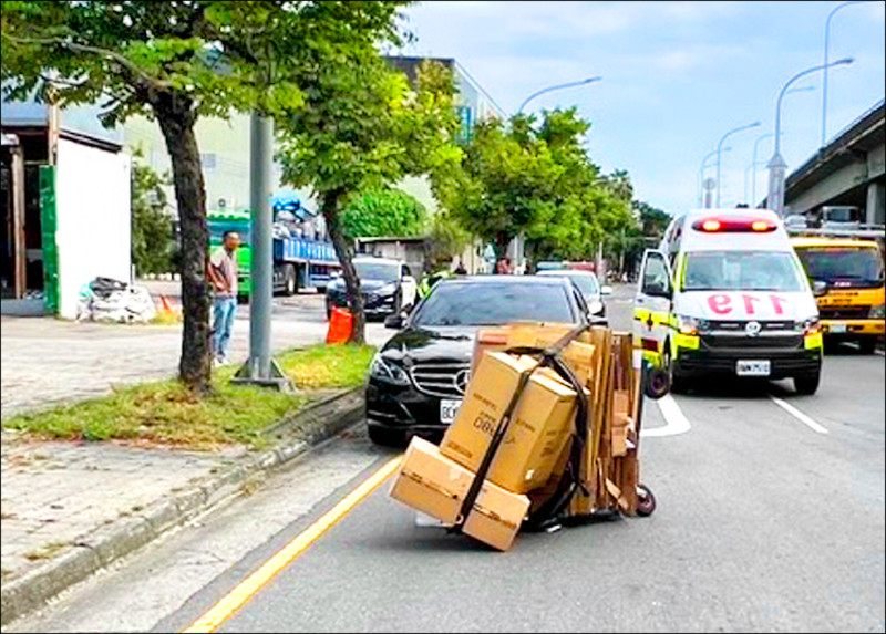 88歲江婦在台中南屯區環中路三段旁推回收車，遭賓士車從後
方追撞、輾過，送醫急救不治。 （讀者提供）