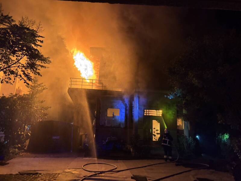 宜蘭五結鄉民宅火警，消防員前往救援。（宜蘭縣消防局提供）