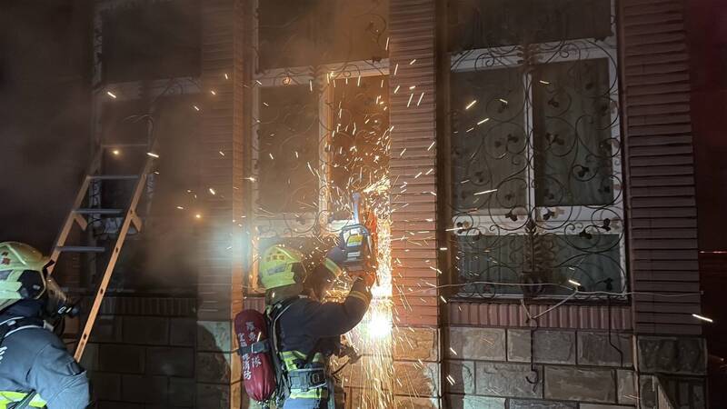 消防員破窗營救67歲受困阿嬤。（宜蘭縣消防局提供）