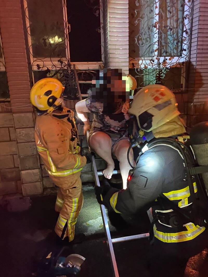 消防員陸續救出火場受困者。（宜蘭縣消防局提供）