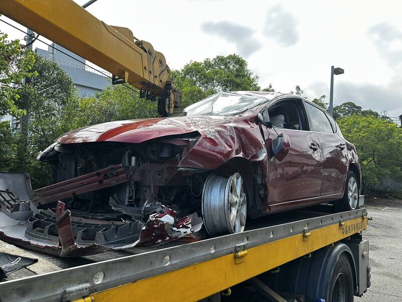 轎車車頭毀損嚴重，輪胎脫離。（圖由警方提供）