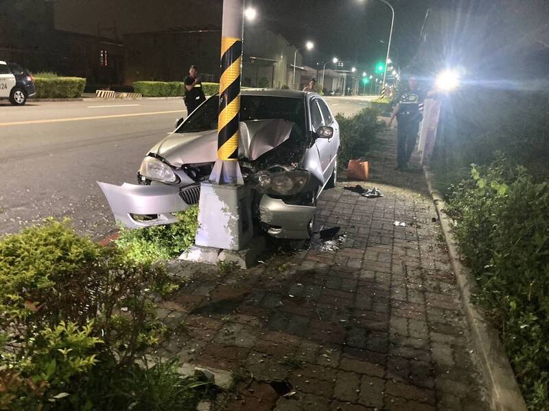 王女自撞中山路對向路燈。（讀者提供）