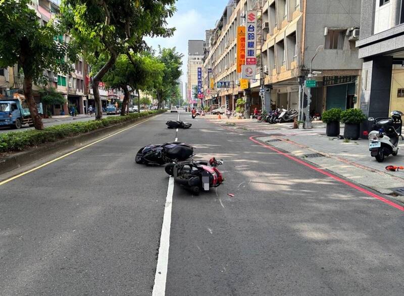 3部機車發生車禍，警方正釐清原因。（民眾提供）