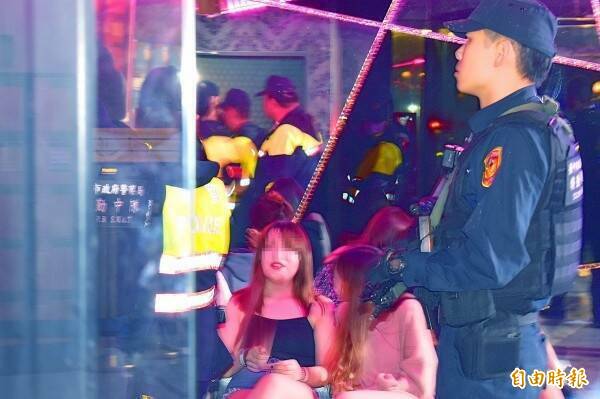 台中夜店「X-CUBE」亂摸短裙女客 「登徒子」賠8萬獲緩刑