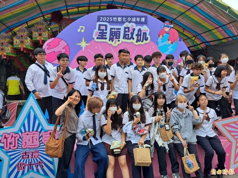竹市竹蓮寺七夕成年禮 高中生體驗輭轎腳、脫絭轉大人傳統儀式