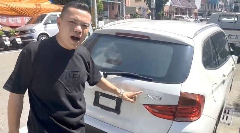 200多萬BMW霸王車拔牌佔車位停到輪胎沒氣 中市交通局：儘速拖吊開罰