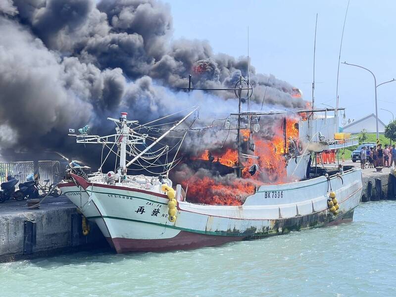鹽埔漁港發生火燒船。（新園海洋園區提供）