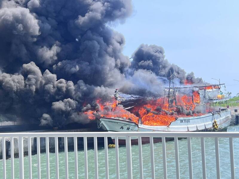 鹽埔漁港發生火燒船。（新園海洋園區提供）