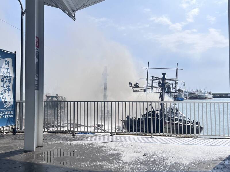 鹽埔漁港發生火燒船。（新園海洋園區提供）