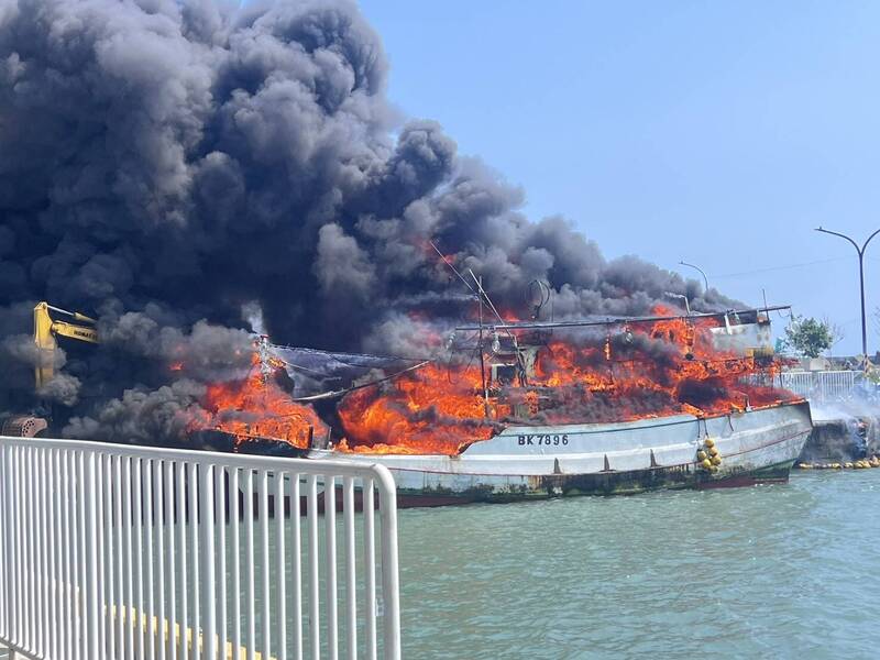 鹽埔漁港發生火燒船。（新園海洋園區提供）