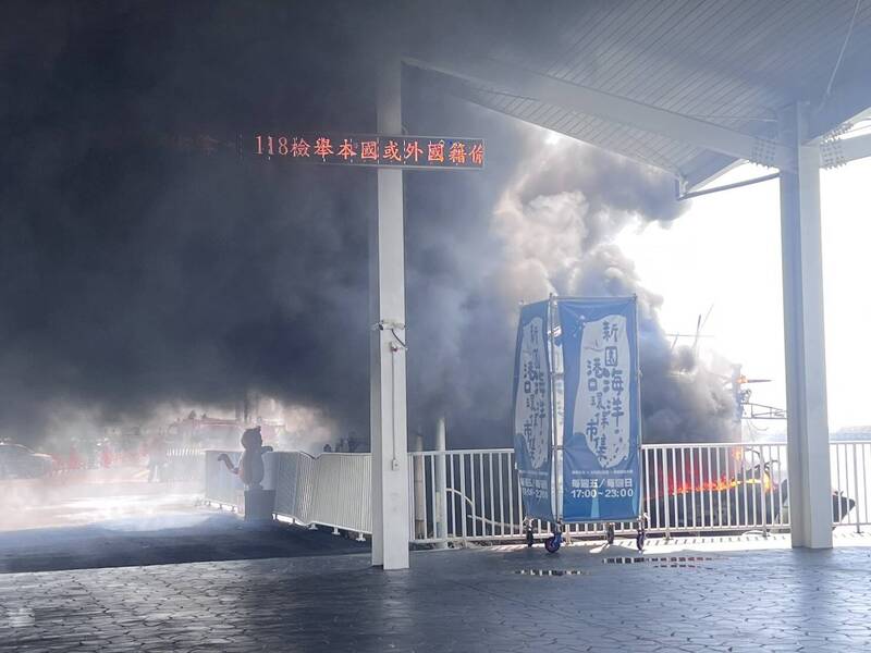 鹽埔漁港發生火燒船。（新園海洋園區提供）
