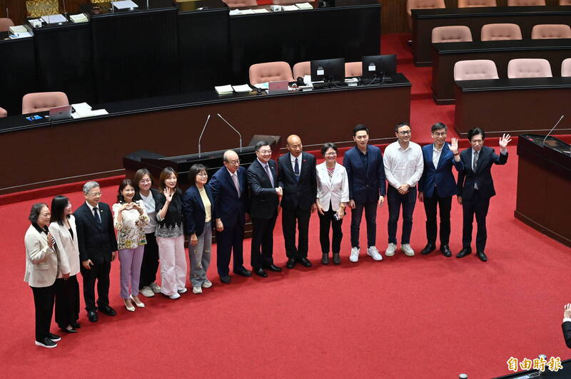 立法院第十三屆第3會期於今（29）日結束，行政院長卓榮泰特地率相關部會到議場致意。（記者叢昌瑾攝）