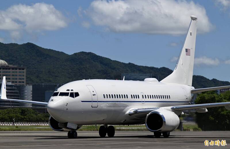 美國聯邦參議院軍事委員會主席韋克爾（Roger Wicker）伉儷與軍委會「戰略武力」小組主席費雪（Deb Fischer）偕相關幕僚搭乘美國行政專機抵台訪問。（記者羅沛德攝）