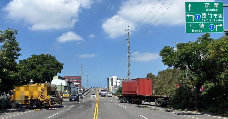 蘇男駕駛資源回收車疑似違規迴轉，害下橋的貨櫃車煞不住直接撞上。（民眾提供）