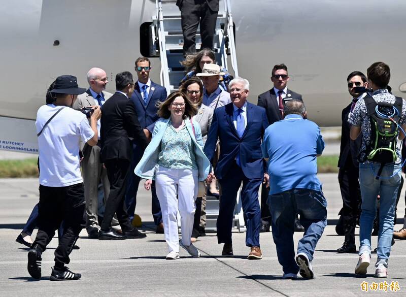 美國聯邦參議院軍事委員會主席韋克爾（Roger Wicker）伉儷與軍委會「戰略武力」小組主席費雪（Deb Fischer）偕相關幕僚搭乘美國行政專機，於8月29日至30日訪問台灣。（記者羅沛德攝）
