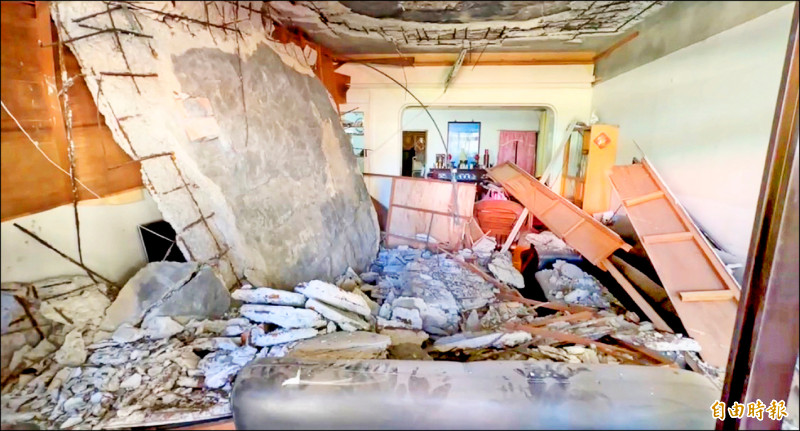 基隆市七堵區一處民宅天花板崩塌，基隆市政府昨辦理會勘。（記者俞肇福攝）