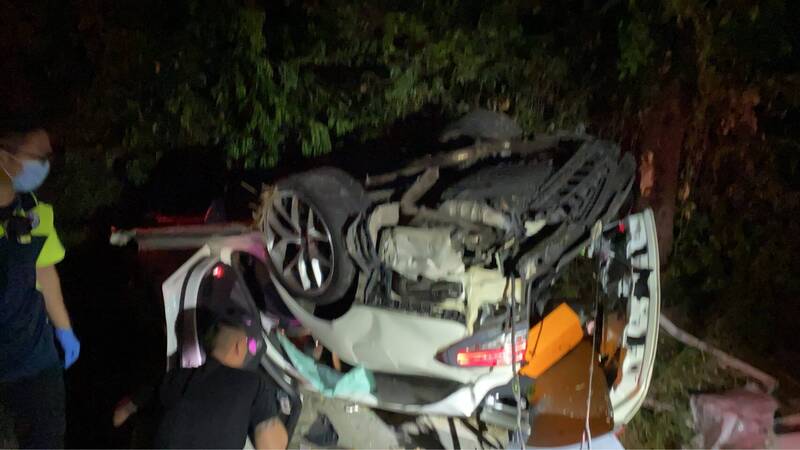 新竹縣湖口鄉德豐路與新湖路586巷口，昨天深夜發生一起轎車擦撞電桿後翻覆事故，現場造成電桿斷裂，3人受傷。（新竹縣消防局提供）