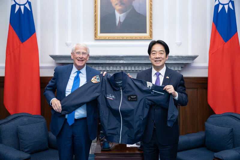 賴清德總統贈送F16戰機飛行夾克給美國參院軍委會主席韋克爾。（總統府提供）