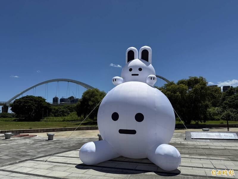 新月橋限定「兔兔Q」萌翻登場！ 雲朵裝置點亮新北河濱