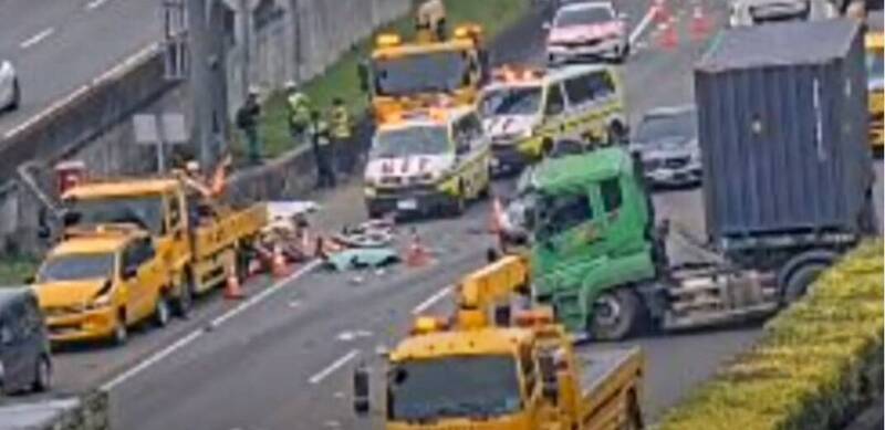 男子吸毒還開曳引車上國道 撞緩撞車擠壓駕駛致死