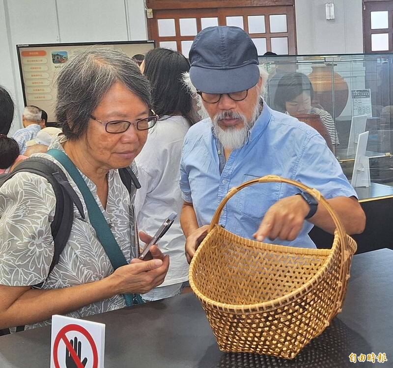 南投「編竹成藝.竹映生活」展,開展首日即吸引不少民眾觀賞。(記者張協昇攝) 南投「編竹成藝.竹映生活」展,開展首日即吸引不少民眾觀賞。(記者張協昇攝)