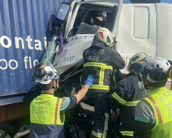 廖男受困車內，消防人員利用破壞機具將他救出。（民眾提供）