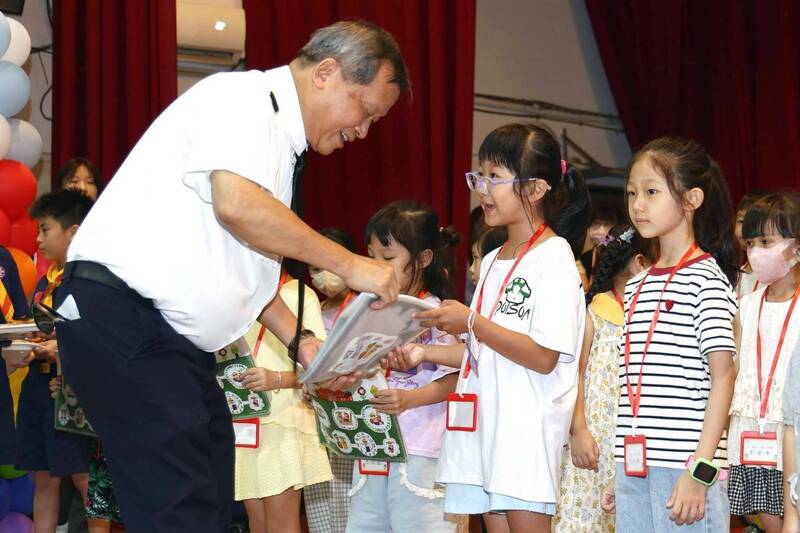南投小一生「開學禮包」 提供親職教育錦囊妙計