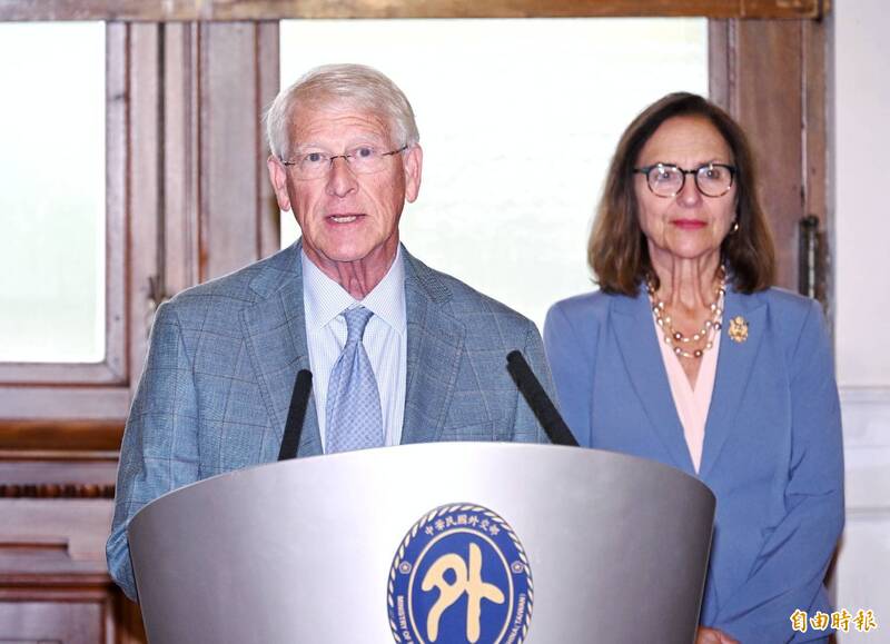 韋克爾與軍委會「戰略武力」小組主席費雪（Deb Fischer）來台訪問，於台北賓館召開小型媒體見面會。（記者方賓照攝）