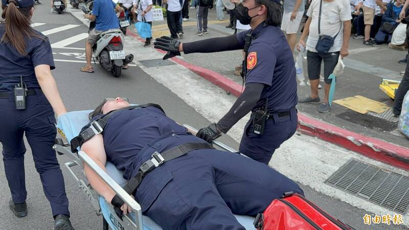 信義分局三張犁派出所女警因酷熱難耐中暑。（記者劉慶侯攝）