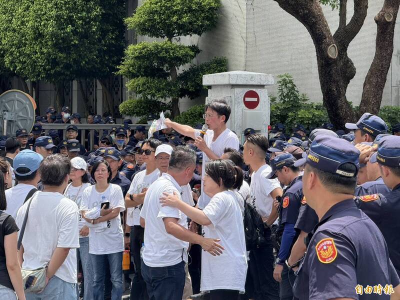 民眾黨主席率民眾與警方對峙。（記者劉慶侯攝）