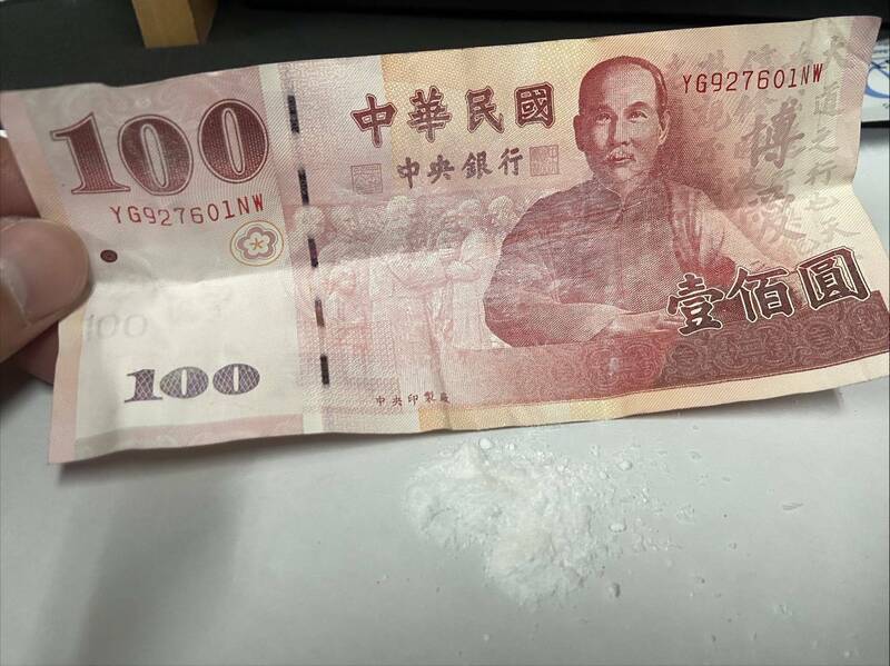 警駕加油站廁所撞見「色色男」 下秒查出「毒百鈔」