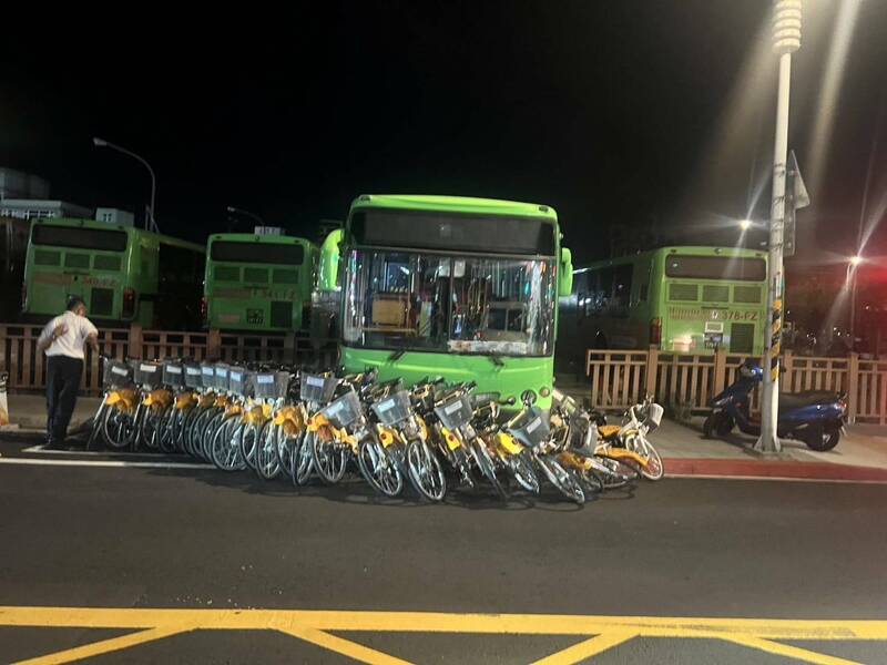 統聯巴士「無人駕駛」竟衝出停車場圍欄 撞倒一地YouBike