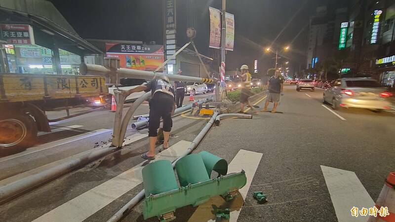 桃園紅綠燈桿遭貨車勾到倒塌 誇張畫面曝光