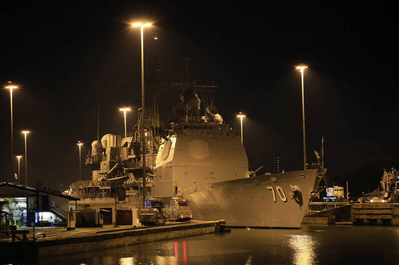 美國海軍飛彈巡洋艦「伊利湖號」29日晚間從太平洋端穿越巴拿馬運河，駛向加勒比海。（歐新社）
