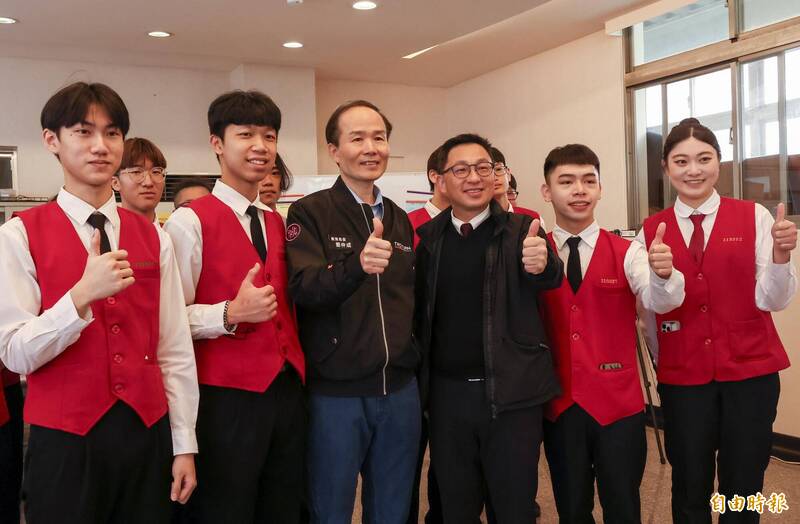 校內老師、退休老師兼任 桃市國中小完成代課教師聘任