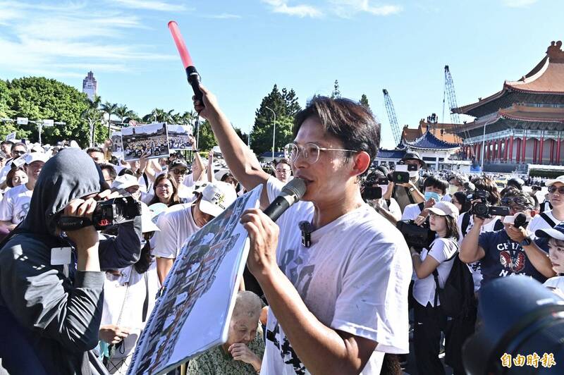 黃國昌違法集會被規勸嗆警「不要面帶微笑」 四叉貓：好變態唷