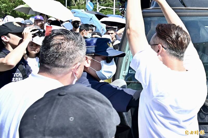 民眾黨「走讀」活動與警爆推擠衝突 民進黨批嚴重蔑視法治