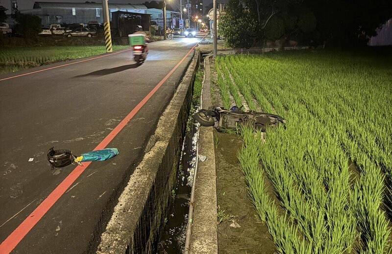台中大里鐵路街昨晚發生機車對撞車禍，謝姓騎士的機車噴飛進稻田裡，送醫傷重不治。（記者陳建志翻攝）