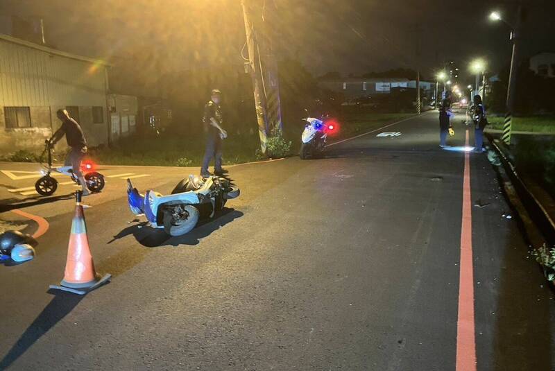 台中大里鐵路街昨晚發生機車對撞車禍，林女載女兒返家人車倒地，所幸兩人無大礙。（記者陳建志翻攝）