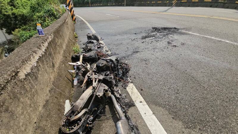 重機被烈火吞噬變成廢鐵。（民眾提供）