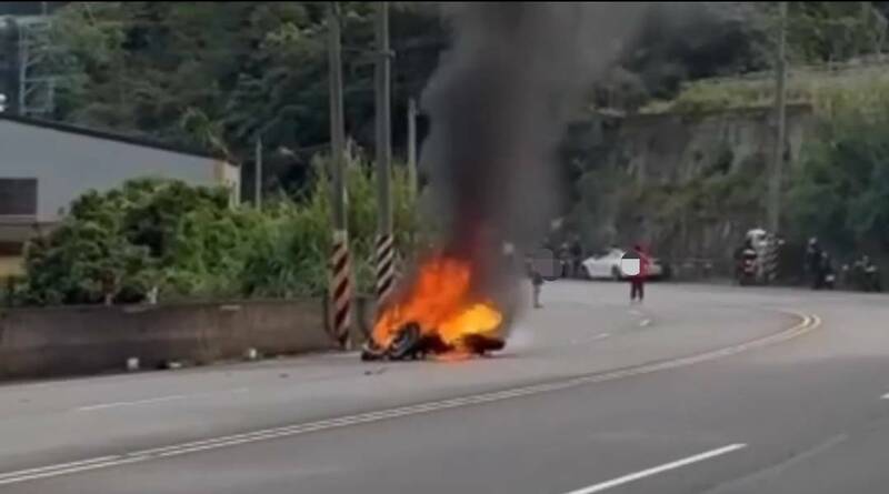 重機台3線過彎自摔火燒車，沖天火勢狂冒黑煙。（民眾提供）