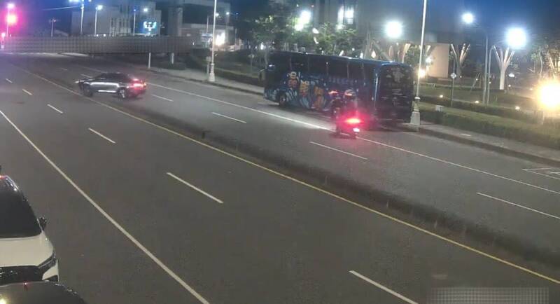 看到鬼？高雄男稱深夜見「黑影」 1個Move撞上分隔島