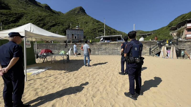 辯稱帳篷木棍是「海廢」 基市府強勢取締大武崙沙灘違法攤販