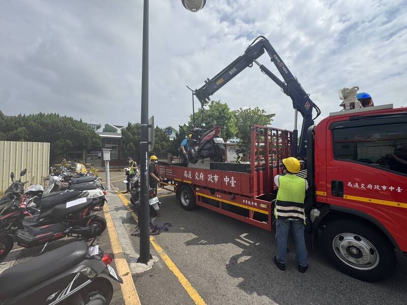 大甲火車站旁汽車停車場入口竟成「機車停車場」  警力強力取締拖吊