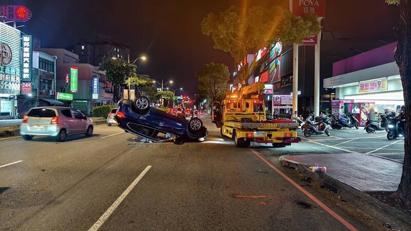 疑癲癇發作 男開BMW中壢撞路樹「烏龜翻」車上3人受傷