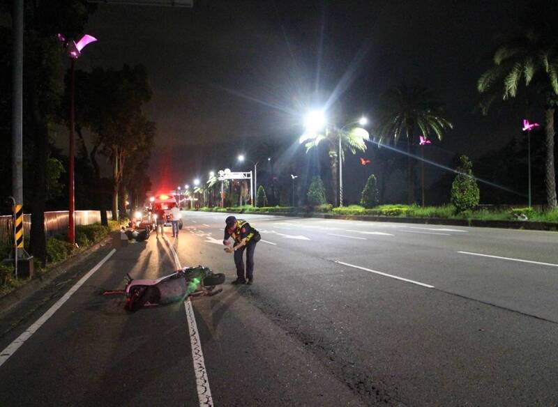 高屏大橋深夜車禍！撞上倒地機車 2女騎士送醫