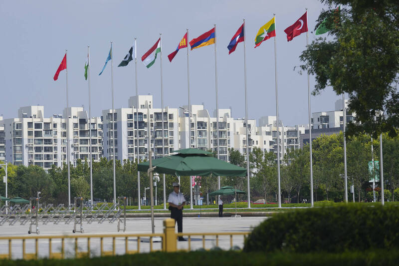 位于天津的上合峰会会场外，挂起成员国旗帜。 （美联社）