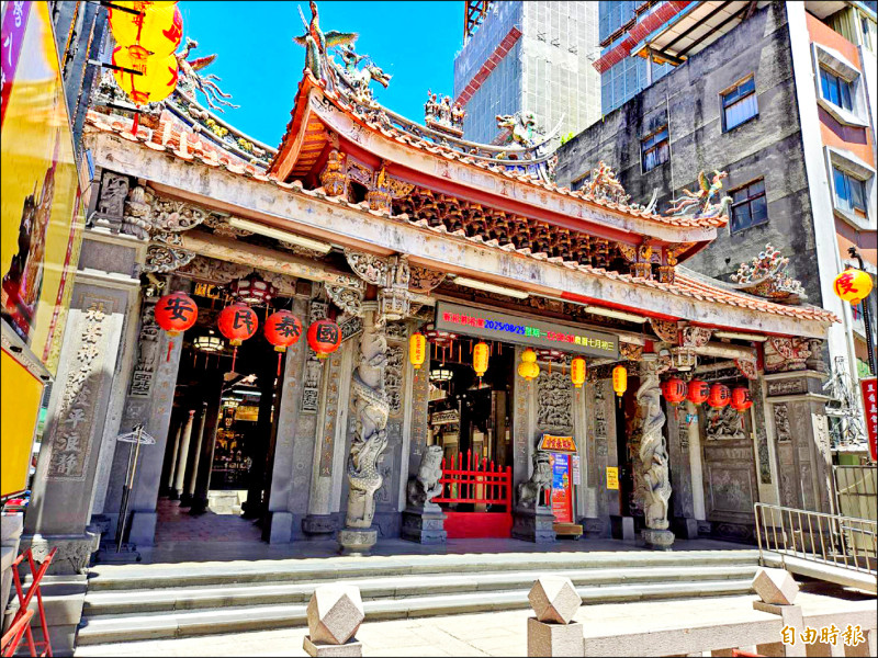 新莊廟街有許多歷史百年以上廟宇，成為當地最大特色。圖為新莊慈祐宮。
（記者賴筱桐攝）
