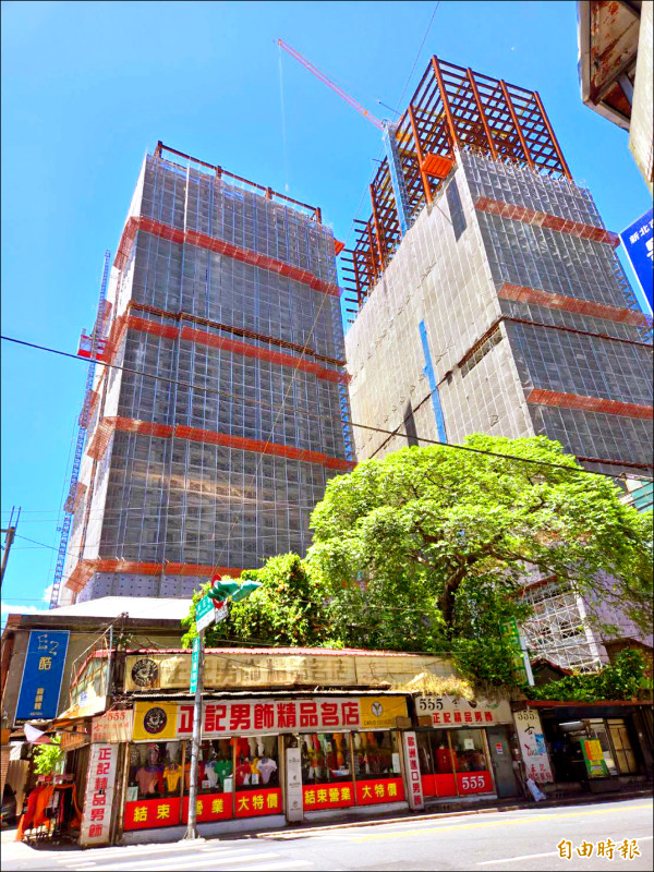 新莊文德段公辦都更案鄰近捷運新莊站和新莊廟街，將興建2棟嶄新大樓。（記者賴筱桐攝）